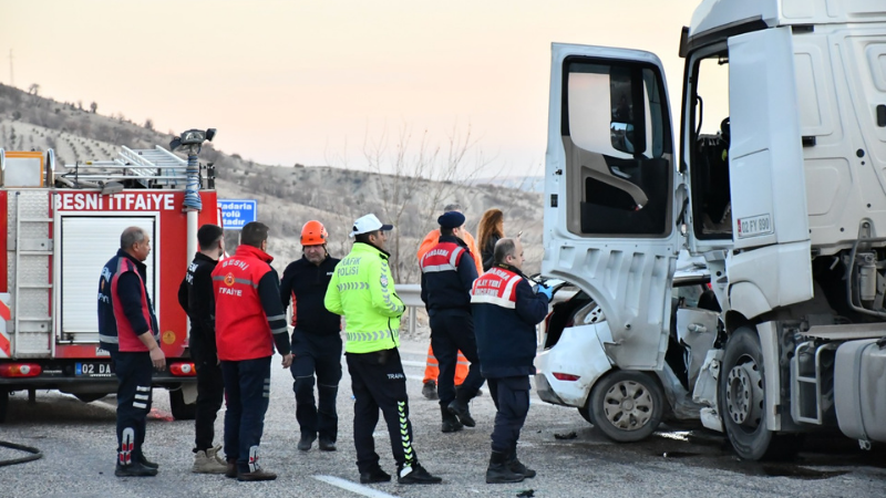 Akaryakıt tankeri ile otomobil çarpıştı: 4 hayatını kaybetti, 3 kişi yaralandı